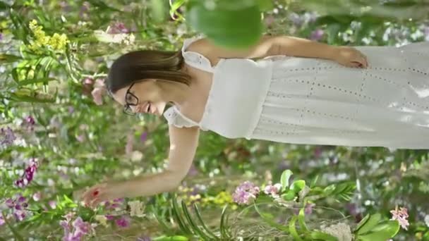 Boldog spanyol nő szemüvegben, a futurisztikus növénykiállítás magával ragadó felfedezése egy színes, modern múzeumban - Felvétel, videó