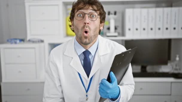 Geschokt jonge wetenschapper met open mond, bang gezicht in lab ongeloof! verbazing hits blond, bebaarde professional op zijn onderzoek plek. - Video