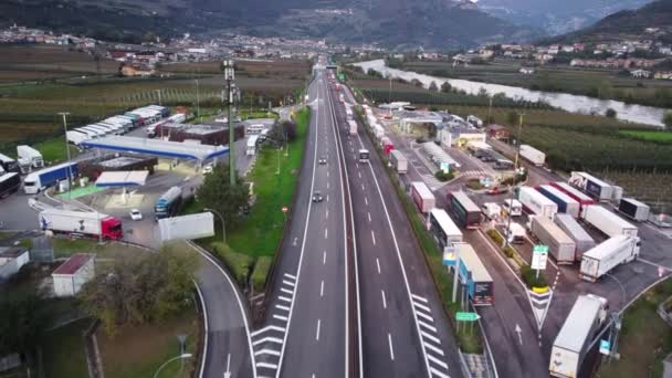 Nogaredo, Włochy - 31 października 2023: Widok z lotu ptaka na autostradę A22 we Włoszech. - Materiał filmowy, wideo