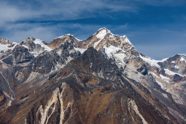 ネパールのトレッキングルートで雪のピークとブルースカイで美しいHimalayanマウンテンレンジ - 写真・画像