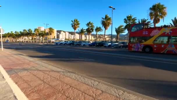 MALAGA, ESPANHA - NOVEMBRO 22, 2023: Turistas que vêm explorar a cidade no porto de Málaga em um dia ensolarado pela manhã em Málaga, Espanha, em 22 de novembro de 2023 - Filmagem, Vídeo