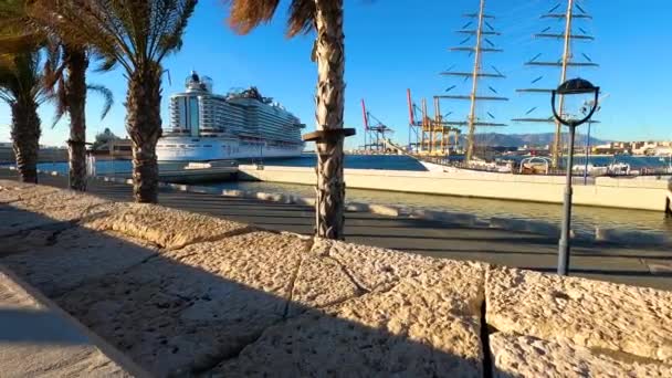 MALAGA, ESPAGNE - 22 NOVEMBRE 2023 : Vue panoramique du port de Malaga par une journée ensoleillée le matin à Malaga, Espagne, le 22 novembre 2023 - Séquence, vidéo