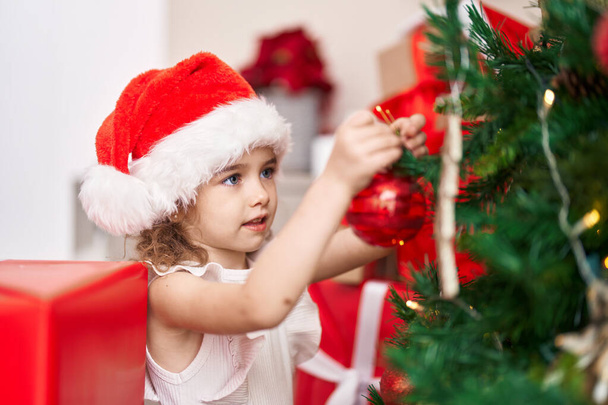 Αξιολάτρευτο καυκάσιος κορίτσι διακόσμηση χριστουγεννιάτικο δέντρο στο σπίτι - Φωτογραφία, εικόνα