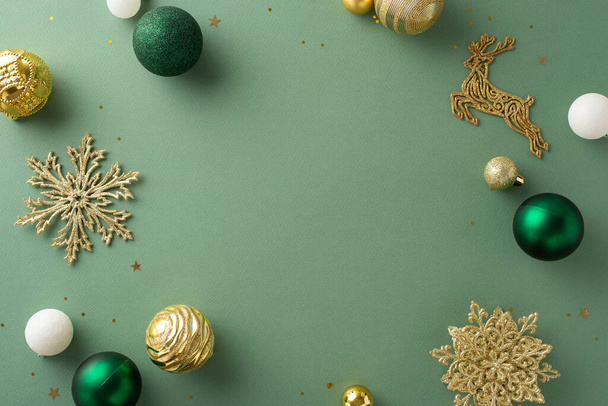 Elegante escena de Navidad. Vista aérea con adornos extravagantes de chubascos, renos y copos de nieve, lentejuelas doradas dispuestas en la superficie verde, proporcionando marco para anuncios personalizados - Foto, Imagen