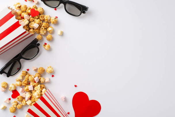 Romantikus filmfesztivál Valentin-napon. Top kilátás clapperboard, 3D-s szemüveg, csíkos popcorn dobozok, szív dekoráció, mályvacukor, és szórt fehér háttér. Tökéletes szöveg vagy hirdetések - Fotó, kép