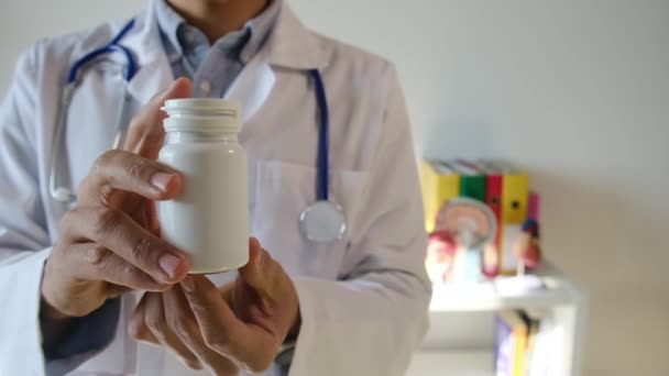 orvos kezében tabletták, közelről - Felvétel, videó