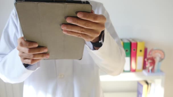 médecin tenant un ordinateur tablette en clinique - Séquence, vidéo