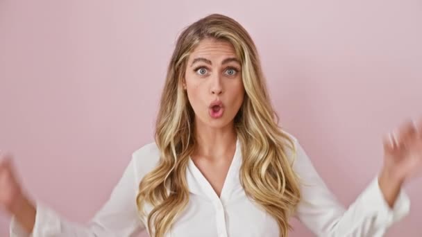 Geschokt en verrast! jonge blonde vrouw in shirt, staande over roze geïsoleerde achtergrond, pronkt met 'okay' goedkeuringssymbool met flair. leuke expressieve houding die is totaal omg-waardig! - Video