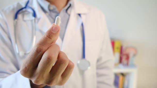 doctor sosteniendo la píldora en la mano, primer plano - Imágenes, Vídeo
