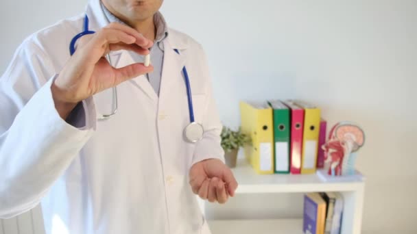 médecin tenant la pilule en main, gros plan - Séquence, vidéo