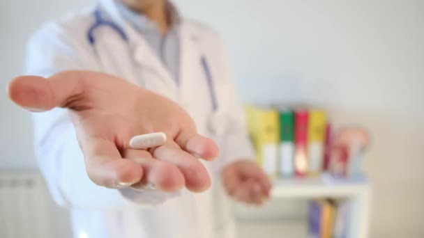 dokter die de pil in de hand houdt, close up - Video