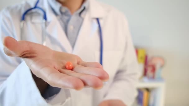 médecin tenant la pilule en main, gros plan - Séquence, vidéo
