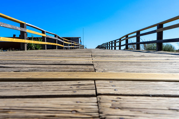 Caminho de madeira para a praia de Manta Rota. Costa Oeste do Atlântico da região algarvia, sul de Portugal. - Foto, Imagem