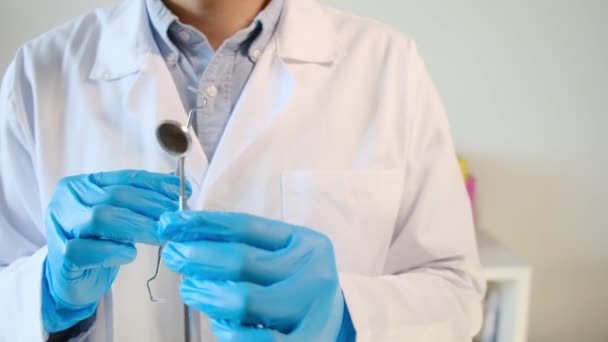 médico masculino segurando ferramentas odontológicas  - Filmagem, Vídeo