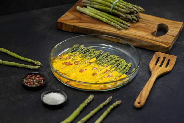 zielone szparagi pieczone z serem chedar i szynką parmeńską - Zdjęcie, obraz