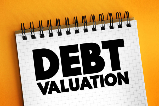 Valoración de la deuda es un cálculo de los pagos que los titulares de deuda pueden esperar recibir, teniendo en cuenta el riesgo de incumplimiento, concepto de texto en el bloc de notas - Foto, imagen