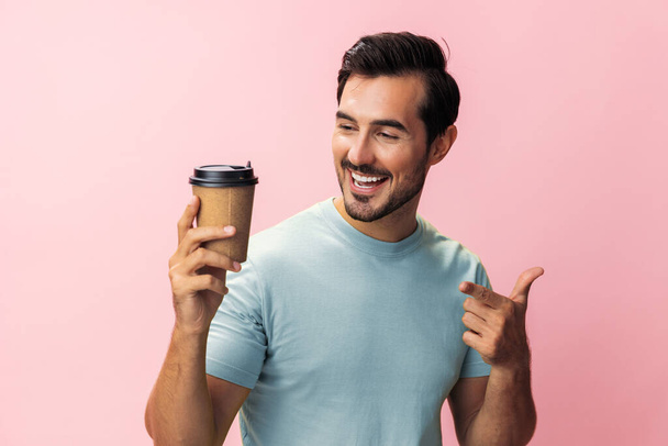 Estúdio homem bebida estudante caneca sono quente moda energia sorriso café espaço chá feliz hipster rosa copo papel cópia t-shirt - Foto, Imagem