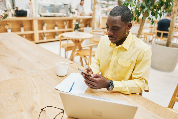 Чоловічий офіс використовує діловий стіл портрет молодого сучасного робочого дорослого в приміщенні технології бізнесмен стиль життя ноутбук зв'язок бездротовий чорний чоловік сидить людина комп'ютер дивиться - Фото, зображення