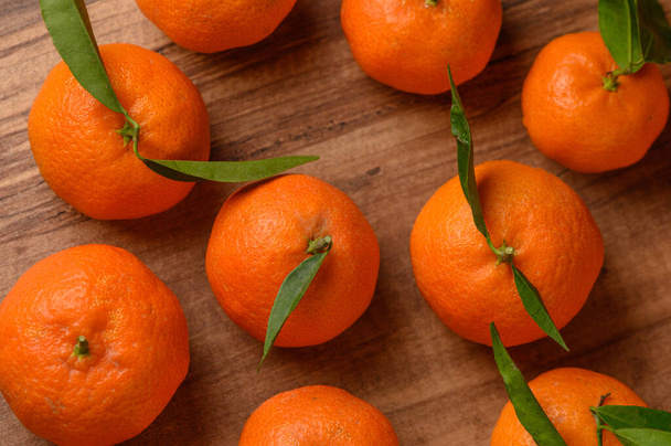 mandarines juteuses fraîches sur une table en bois 16 - Photo, image
