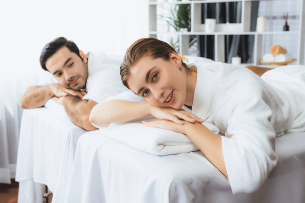 Cliente caucasico coppia godendo rilassante massaggio spa anti-stress e coccole con la bellezza svago della pelle nel giorno luce ambiente salone spa presso resort di lusso o hotel. Silenzioso - Foto, immagini