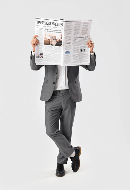白地に新聞を読む若い実業家 - 写真・画像
