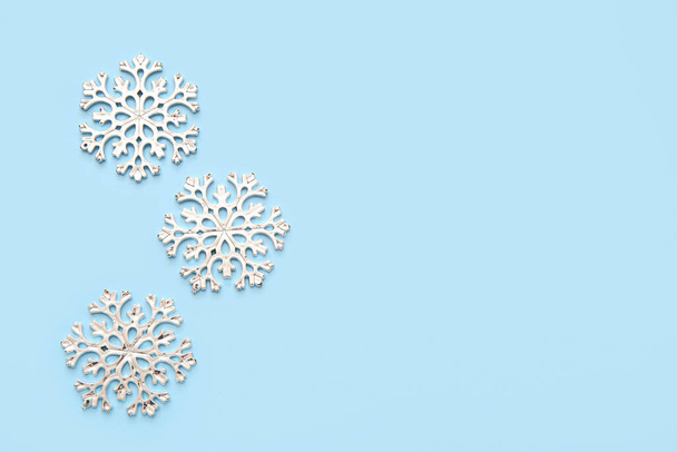 Boże Narodzenie dekoracyjne płatki śniegu na niebieskim tle - Zdjęcie, obraz