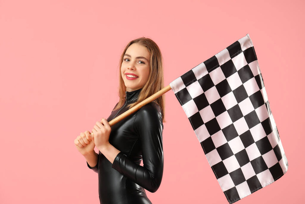gelukkig jong vrouw met race vlag op roze achtergrond - Foto, afbeelding