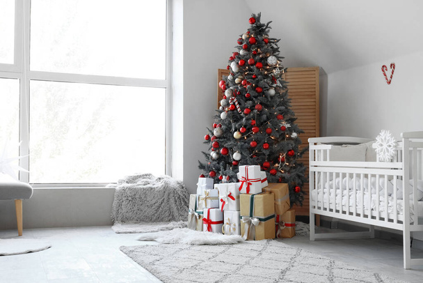 Interno di camera di scuola materna festiva con albero di Natale decorato e scatole regalo - Foto, immagini
