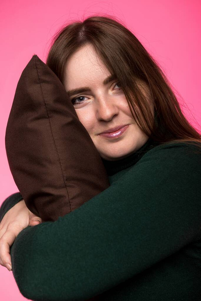 uma mulher de aparência eslava abraça um travesseiro. retrato com um sorriso close-up - Foto, Imagem