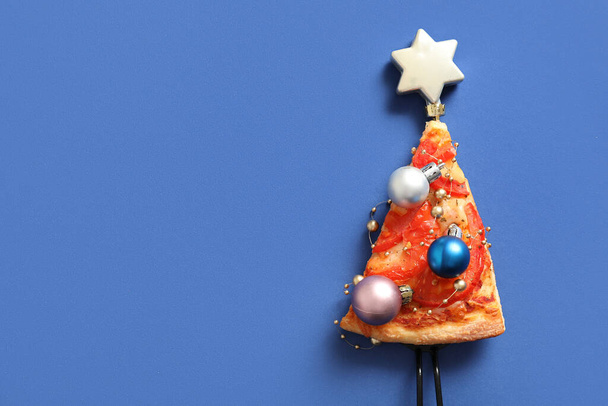 Вкусная пицца и рождественские игрушки на голубом фоне - Фото, изображение