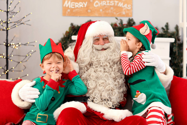 Piccoli elfi con Babbo Natale a casa la vigilia di Natale - Foto, immagini