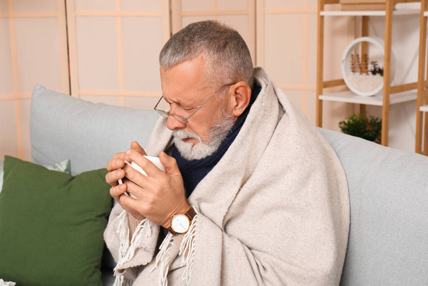 Doente homem maduro com xícara de chá em casa - Foto, Imagem