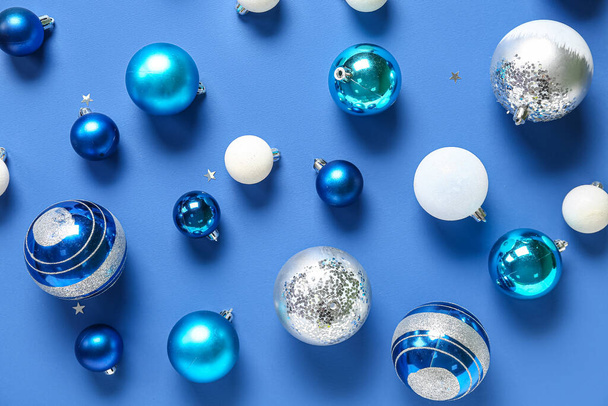 Bolas de Natal diferentes no fundo azul - Foto, Imagem