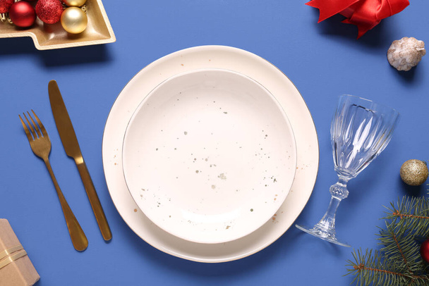 青い背景にクリスマスボールと美しいテーブルの設定 - 写真・画像