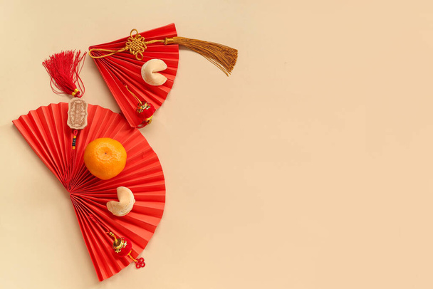 Galletas de la fortuna con mandarina y símbolos chinos sobre fondo beige. Celebración de Año Nuevo - Foto, imagen