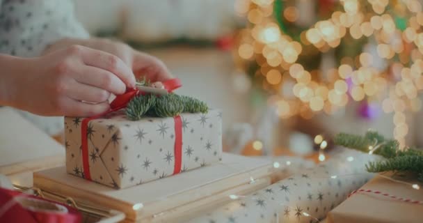 Widok świąteczny prezent dekorowane święta Bożego Narodzenia - Materiał filmowy, wideo