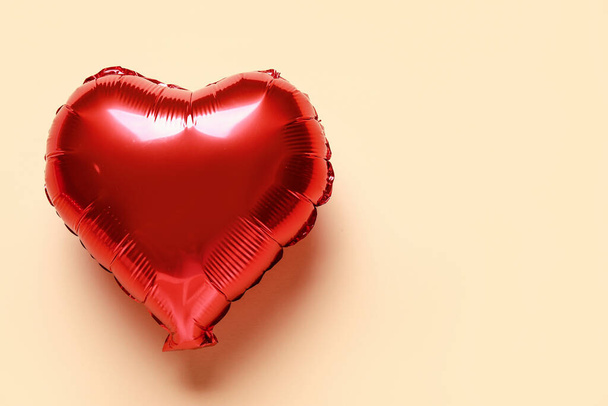 Czerwony balon w kształcie serca na pomarańczowym tle - Zdjęcie, obraz
