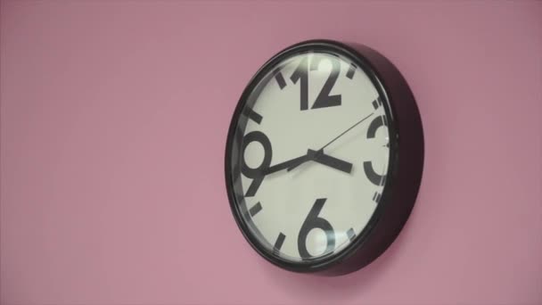 Orologio. Clip. Orologio su parete rosa. Orologio da ufficio sulla parete HD - Filmati, video
