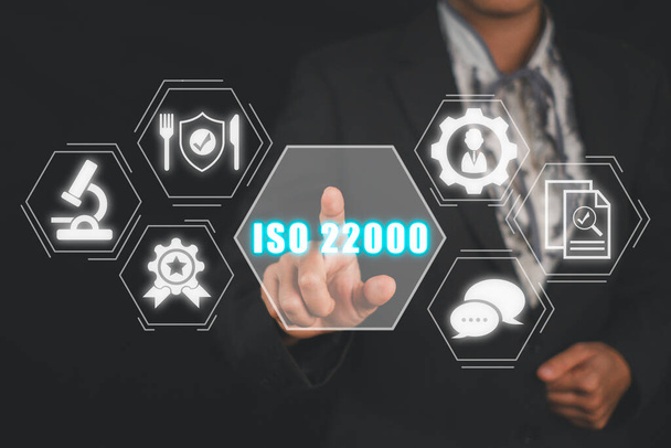 ISO 22000 concepto, Mujer de negocios mano tocando iso 22000 icono en la pantalla virtual, Gestión de la seguridad alimentaria. - Foto, Imagen
