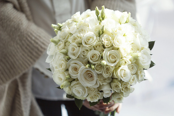 Foto van bruiloft boeket van witte rozen - Foto, afbeelding