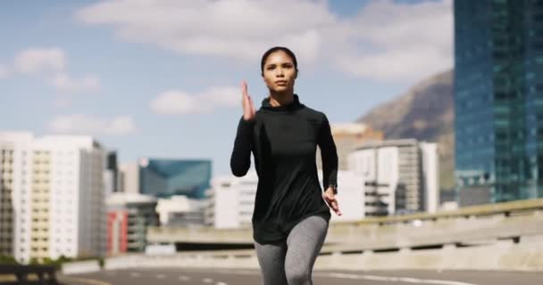 Žena běží v ulici, fitness a kardio s tréninkem pro závod ve městě se zdravím, wellness a rychlostí. Aktivní ženský běh po silnici, zdravý s maratonem a sportovec s prostorem pro sport. - Záběry, video