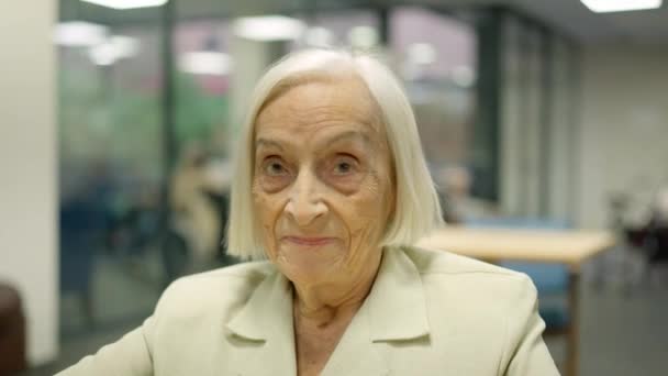 Nahaufnahme einer Seniorin, die in einem Pflegeheim mit der Kamera spricht und lächelt - Filmmaterial, Video