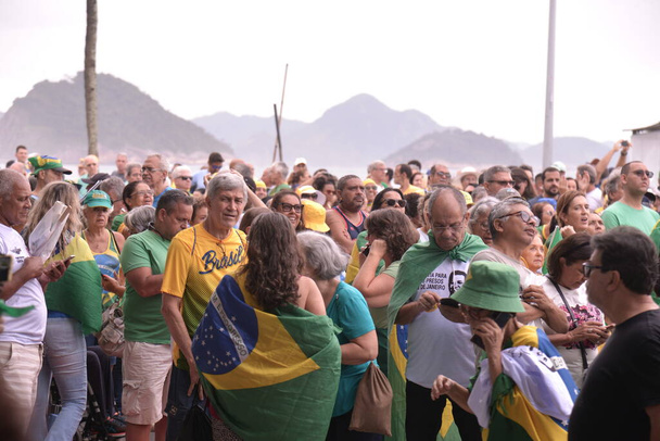 Ρίο ντε Τζανέιρο (RJ) Βραζιλία 12 / 10 / 2023 - Υποστηρικτές του πρώην προέδρου Jair Bolsonaro (PL) συγκεντρώθηκαν αυτή την Κυριακή (12 / 10), στην Κοπακαμπάνα (RJ) για να διαμαρτυρηθούν ενάντια στην υποψηφιότητα του υπουργού Flavio Dino (PSB) - Φωτογραφία, εικόνα