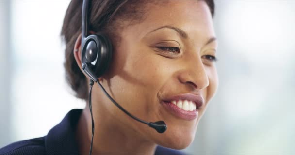 Femme d'affaires visage, travailleur du centre d'appels et de la communication dans une consultation téléphonique avec un sourire. Conseil, télémarketing et femme africaine avec service à la clientèle et support web avec conversation. - Séquence, vidéo