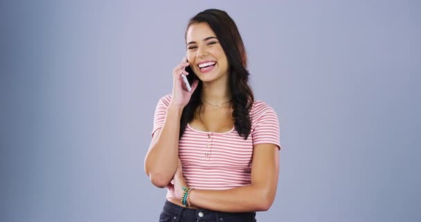 Τηλεφωνική επικοινωνία, ευτυχία και γυναίκα στούντιο μιλώντας, συνομιλία και κουτσομπολιά για την κοινωνική συνομιλία κινητό τηλέφωνο. Συζήτηση, συνδεσιμότητα και άτομο που μιλάει σε smartphone απομονωμένο σε γκρι φόντο. - Πλάνα, βίντεο