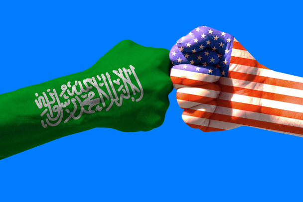 Dłonie, pięści z teksturą flag USA i świata islamskiego. Symbol konfliktu między Stanami Zjednoczonymi a światem islamskim. - Zdjęcie, obraz