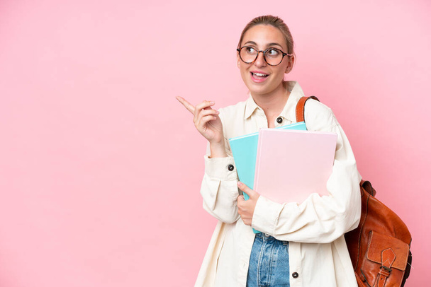 Jonge student blanke vrouw geïsoleerd op roze achtergrond van plan om de oplossing te realiseren, terwijl het opheffen van een vinger omhoog - Foto, afbeelding