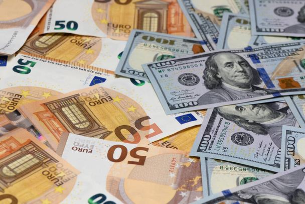 Billetes de 50 euros y 100 dólares esparcidos sobre la mesa como fondo 15 - Foto, Imagen