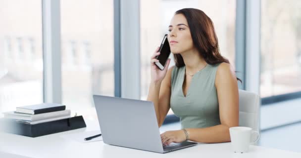 電話、ノートパソコン、ビジネスの女性は、オフィスの仕事、管理、秘書は職場を離れるで終了します。コミュニケーション、モバイルチャット、携帯電話の会話で幸せな人と管理者と行われます. - 映像、動画