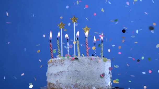 Mumlu doğum günü pastası konfetilerin çok yavaş düşmesiyle kutlanıyor. 1000 fps hızla yüksek hızlı kamerayla çekildi. - Video, Çekim
